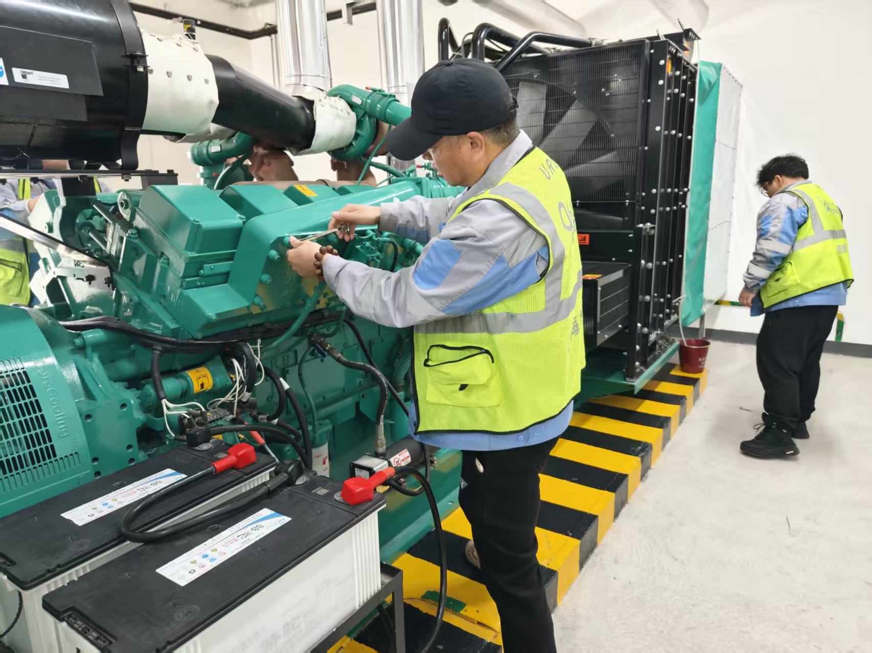 乌鲁木齐天山国际机场飞行区管理部组织开展冬春目视助航灯光系统换季工作(图1)