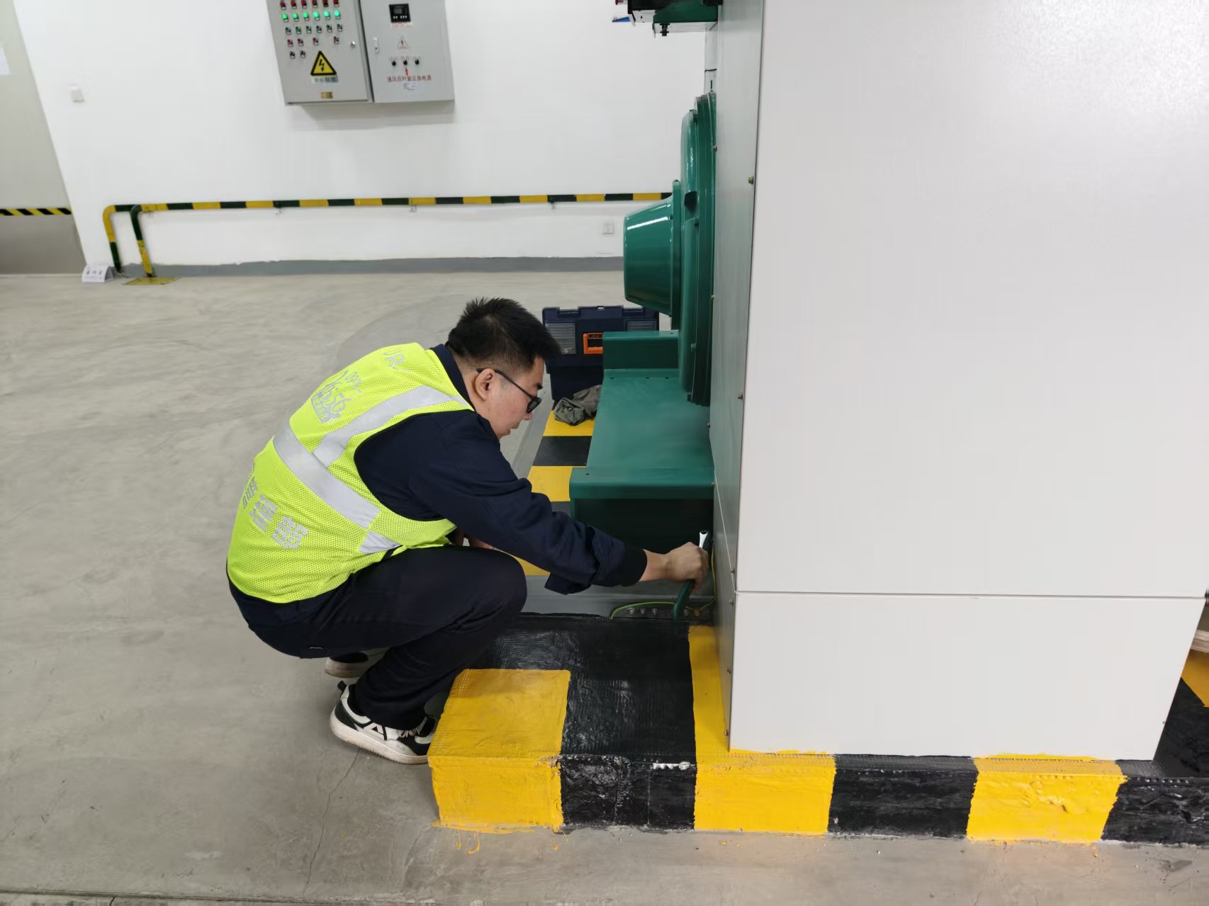 乌鲁木齐天山国际机场飞行区管理部组织开展冬春目视助航灯光系统换季工作(图2)