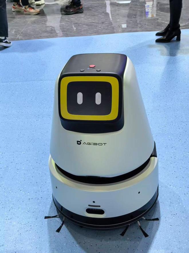 “拥挤”的清洁机器人赛道无人化与出海进程加速｜一线(图2)