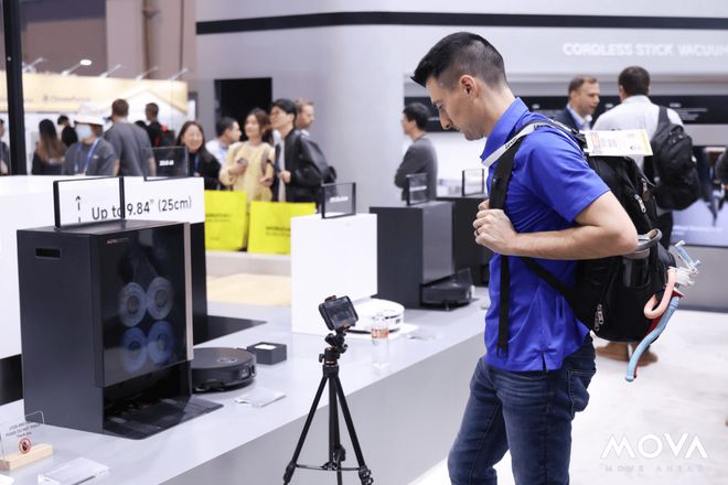 在CES现场我看见一台MOVA扫地机飞上了“二楼”(图5)